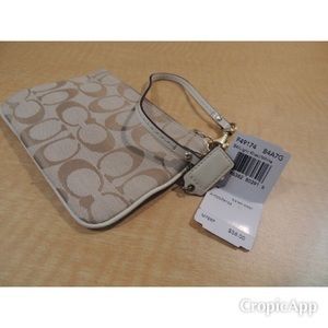 🆕NWT, Coach Wristlet, Tan Classic Monogram🆕